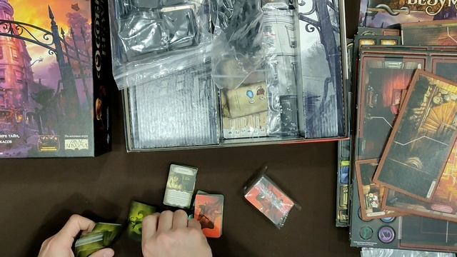 Распаковка настольной игры "Особняки безумия" смотреть онлайн