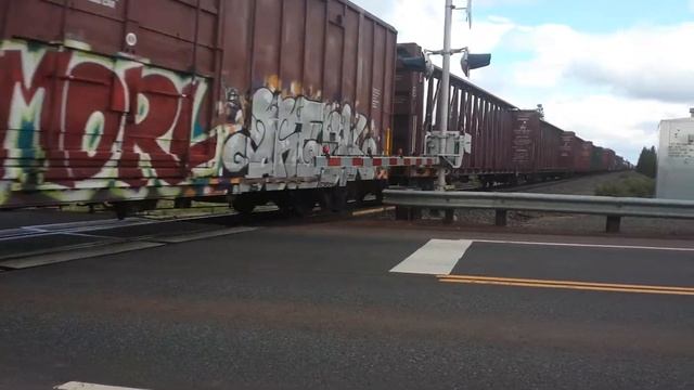 BNSF 5477 NB with a Surprise near the end смотреть онлайн