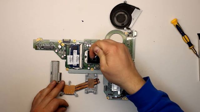 КАК ПОЧИСТИТЬ НОУТБУК ОТ ПЫЛИ | замена термопасты HP 17" смотреть онлайн