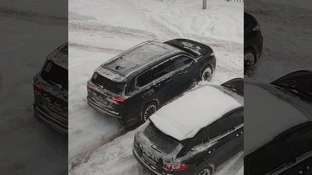 Chery Exeed VX против небольшого сугроба