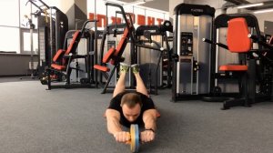 Упражнение с роликом (колесом) для пресса - перекатывание вперед и обратно с колен