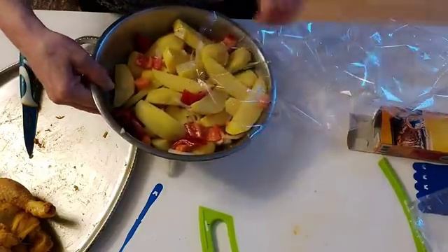 Курица фаршированная яблоками на овощной подушке/Рождественская закупка? смотреть онлайн