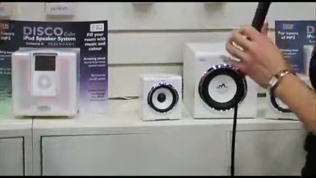 IXOS show us their funky Disco Cube iPod dock (What Hifi ... смотреть онлайн