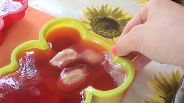 Sofi kids Tv Делаем желейные конфеты, большие мишки и мега червяка!! смотреть онлайн