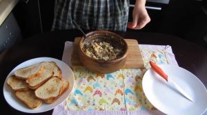 Салат закуска из печени трески. Быстро, просто и очень вкусно.