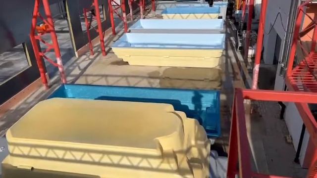 На видео чаши, которые ждут доставки своим владельцам. смотреть онлайн