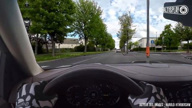 La version habitacle de voiture, à première vue l'airbag a été déclenché смотреть онлайн
