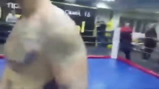 =Виктория Симонова хамит зрителям в Кемерово после боя Сергея Симонова=