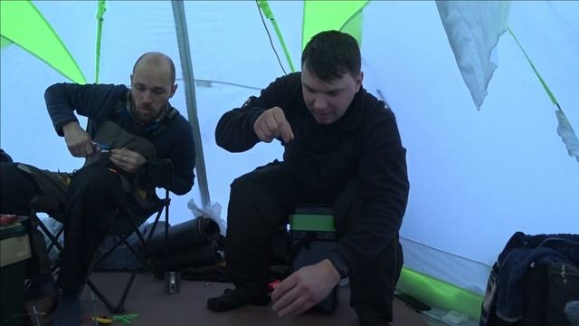 Зимняя РЫБАЛКА с НОЧЁВКОЙ в палатке 2021. Хорошая рыбалка! Давно так не рыбачил! #ДимаSh смотреть онлайн