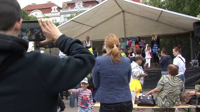 Dítě v pěkných šatech - reportáž смотреть онлайн