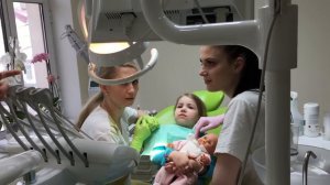 Тиффани у стоматолога лечит зубы.Мы  плачем.
