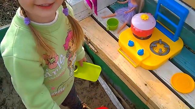 Видео для детей Играем в магазин с Куклами/ Делаем салатики/Дети играют смотреть онлайн