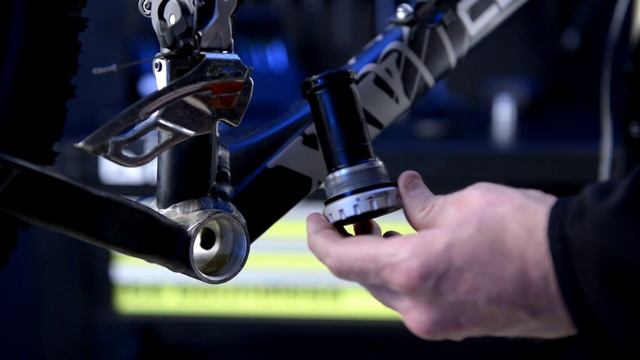 Shimano Hollowtech II Bottom Bracket Installation смотреть онлайн