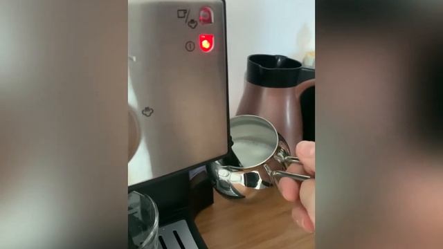 Electrolux EEA11 Espresso ve Capuccino Makinesi ile Latte yapımı смотреть онлайн