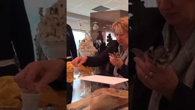 По многочисленным просьбам мы повторяем обзор, как искусный Мастер делает керамические цветы ? смотреть онлайн