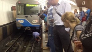 Человек - эпилептик упал на рельсы в метро на станции Отрадное