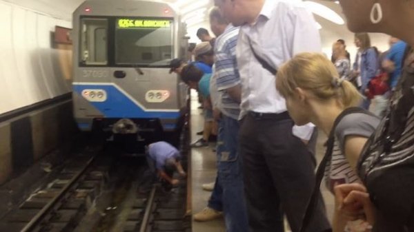 Человек - эпилептик упал на рельсы в метро на станции Отрадное