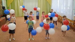 МБДОУ № 52 Флешмоб с шариками триколор "День Государственного флага РФ"