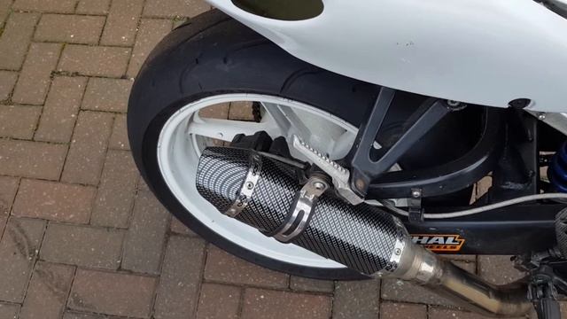 1997 Honda CBR900 RRV Fireblade streetfighter with Akropovic Exhaust revving with a little flame смотреть онлайн