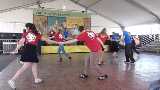 Shiny Stockings at the County Fair смотреть онлайн