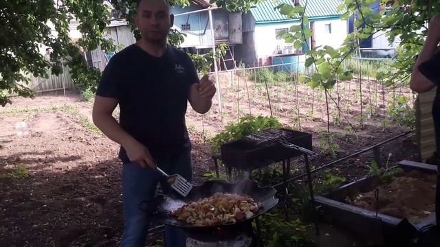 Первый обжиг сковороды из бороны , жарим картошку с грибами . смотреть онлайн