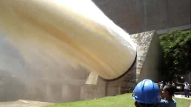 С плотиной что-то не так смотреть онлайн