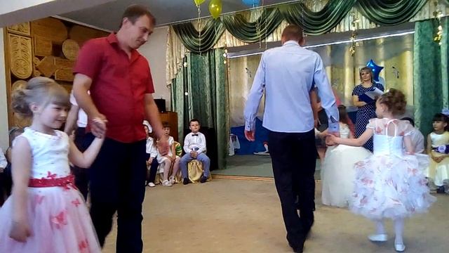 Танец папы с дочкой смотреть онлайн