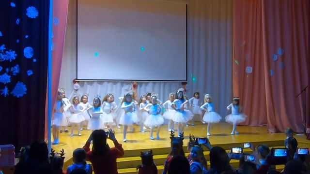 Танец маленьких снежинок )) смотреть онлайн