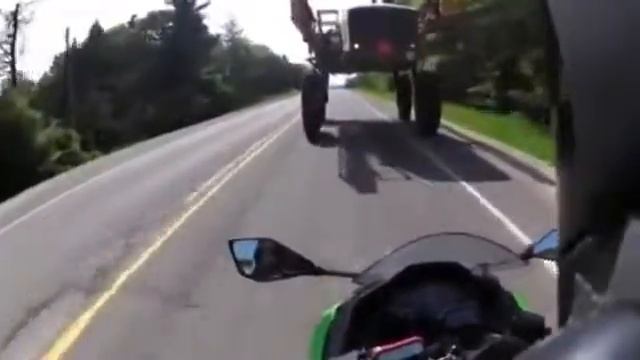 Проскочил под трактором на мотоцикле смотреть онлайн