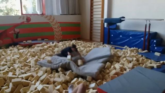 3 сальто назад с батута | смотреть всем
