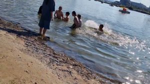 девчонки пришли купаться