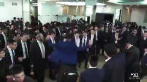 Хасиды поют и танцуют.