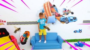 Влад и Никита играют с детскими масками