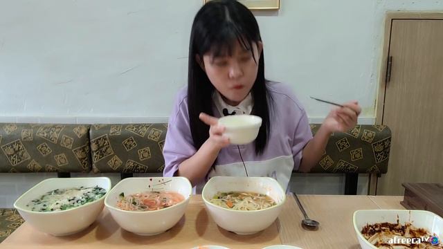 너무 많은거 같아서 2번이나 협상시도 하셨던 사장님.. 결국 포기하고 주셨지만 다 먹은거보고 (놀라셔서) 가격 깎아줄려고 하심 ㅋㅋㅋㅋ 구독자님 추천 우동 맛집 노가네 우동 먹방 смотреть онлайн