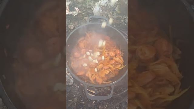 Походная солянка с дымком. Ооочень вкусно #рекомендации #солянка #мангал #еданакостре #еданаприроде