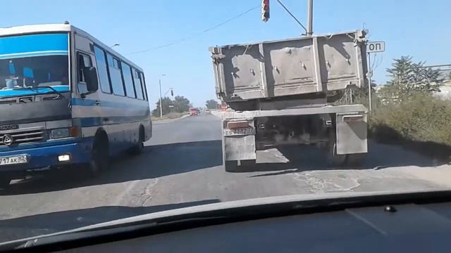 Грузовик с прицепом поднимает кузов на ходу Крым Евпатория смотреть онлайн