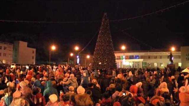 На городской площади торжественно зажгли Главную ёлку смотреть онлайн