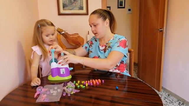 Надуваем мини шарики супер машиной .Играем интересно . смотреть онлайн