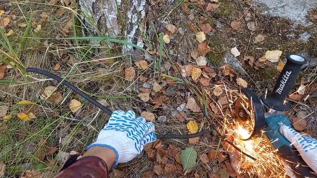 "ПИЛЮ" металл в лесу - Аккумуляторная болгарка в работе! смотреть онлайн