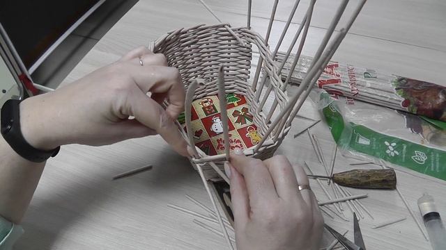 ЗАГИБКА РОЗГА. Плетение из газетных трубочек смотреть онлайн