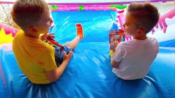 Игра в прятки с игрушками Влада и Никиты