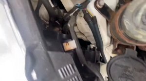 How to change replace headlight bulb in Toyota Yaris