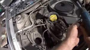 Снимаем корпус воздушного фильтра Рено Логан 1,4. Remove the air filter housing Renault Logan 1,4.