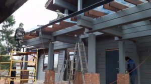 Прозрачный монолитный поликарбонат 10 мм на деревянной перголе,  альтернатива стеклу