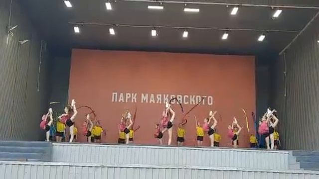 Показательные выступления гимнасток СШ №19 "Детский стадион" в ЦПКиО им. В.Маяковского 14.06.2022 смотреть онлайн