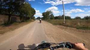 Очередное падение друга/ Поехали в соседнюю деревню и нашли там карьер ? #покатушки #питбайк