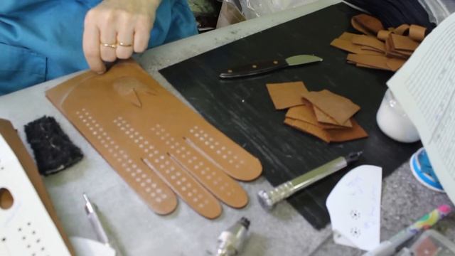 Lederhandschuhe - Manufacturing Process of Leather Gloves in Transylvania Romania смотреть онлайн