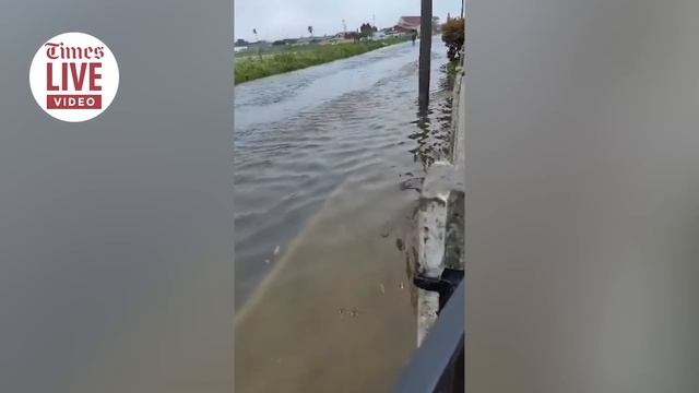 Heavy rain and winds leaves large parts of Western Cape flooded смотреть онлайн