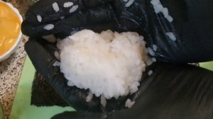 Онигири с копченой курицей и копченой горбушей