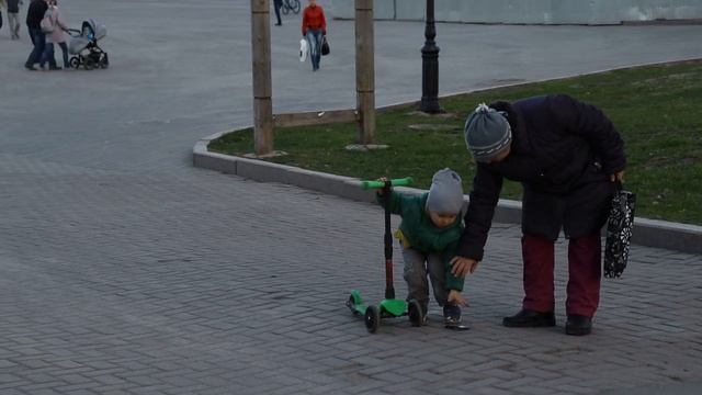 Приклеенный телефон пранк! Никто не смог поднять телефон 1000кг! Пранк от Kolyasiksss смотреть онлайн